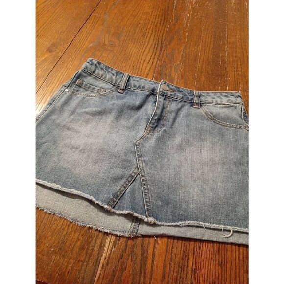 Size 6 Refuge Blue Denim Blue Jean Mini Skirt Raw Hem with Pockets Belt Loops - Picture 1 of 4